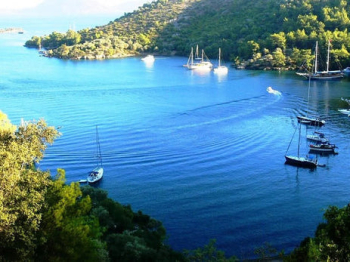 ¿Estás pensando en energía eólica y solar para tu barco?