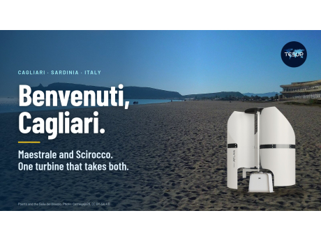 Cagliari'deki Poetto plajında, arkasında Sella del Diavolo burnu bulunan bir Atlas rüzgâr türbini ve yanında Benvenuti, Cagliari yazısı