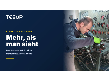 Ein TESUP-Techniker montiert an einer Werkbank vor einer Werkzeugwand Rotor und Welle eines Generators, dazu die Überschrift: Mehr, als man sieht – das Handwerk in einer Haushaltswindturbine