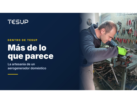 Un técnico de TESUP montando el rotor y el eje de un generador en un banco de trabajo con una pared de herramientas, con el titular: más de lo que parece, la artesanía dentro de un aerogenerador doméstico