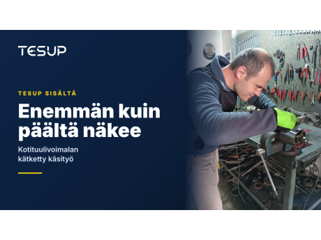 TESUP-teknikko asentaa generaattorin roottoria ja akselia työpöydän ääressä työkaluseinän edessä, otsikkona: enemmän kuin päältä näkee, käsityötä kotituulivoimalan sisällä