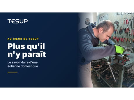 Un technicien TESUP monte le rotor et l'arbre d'un générateur sur un établi devant un mur d'outils, avec le titre : plus qu'il n'y paraît, le savoir-faire au cœur d'une éolienne domestique