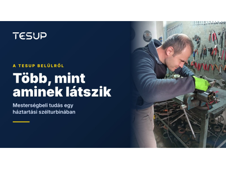Egy TESUP technikus generátorforgórészt és tengelyt illeszt egy munkapadnál, szerszámfal előtt, a következő címmel: több, mint aminek látszik – mesterségbeli tudás egy háztartási szélturbina belsejében