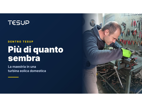 Un tecnico TESUP monta il rotore e l'albero di un generatore su un banco da lavoro davanti a una parete di attrezzi, con il titolo: più di quanto sembra, la maestria dentro una turbina eolica domestica