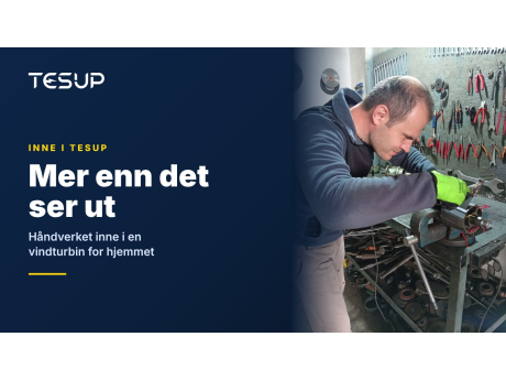 En TESUP-tekniker monterer en generatorrotor og aksel ved en arbeidsbenk foran en vegg med verktøy, med overskriften: mer enn det ser ut, håndverket inne i en vindturbin for hjemmet