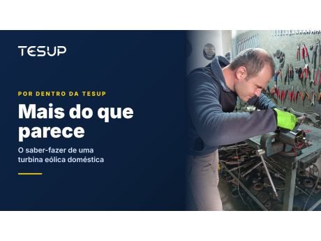 Um técnico da TESUP a montar o rotor e o veio de um gerador numa bancada com uma parede de ferramentas, com o título: mais do que parece, o saber-fazer dentro de uma turbina eólica doméstica