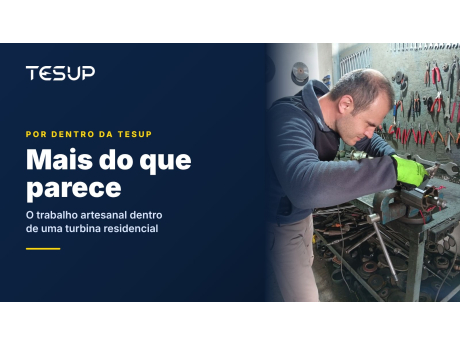 Técnico da TESUP montando o rotor e o eixo de um gerador em uma bancada com uma parede de ferramentas, com o título: mais do que parece, o trabalho artesanal dentro de uma turbina eólica residencial