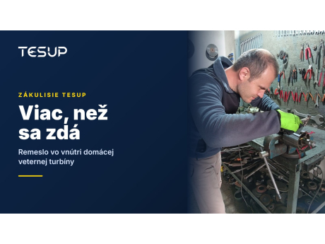 Technik TESUP osadzuje rotor a hriadeľ generátora pri pracovnom stole so stenou plnou náradia, s titulkom: viac, než sa zdá – remeselná práca vo vnútri domácej veternej turbíny