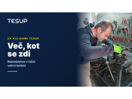 Tehnik TESUP namešča rotor in gred generatorja pri delovni mizi pred steno z orodjem, z naslovom: več, kot se zdi – rokodelstvo v notranjosti hišne vetrne turbine