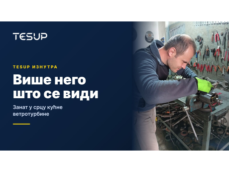TESUP техничар уклапа ротор и вратило генератора за радним столом испред зида са алатом, уз наслов: више него што се види – занатска вештина у унутрашњости кућне ветротурбине