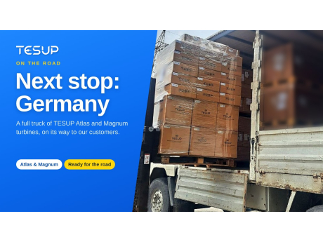 Un gerbeur soulève une palette filmée de cartons TESUP pour la charger dans un camion, à côté du titre Prochain arrêt : l'Allemagne