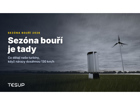 Větrné turbíny TESUP Atlas a Magnum na travnaté louce pod tmavými bouřkovými mraky a v dešti, s titulkem: sezóna bouří je tady