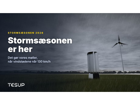 TESUP's vindmøller Atlas og Magnum på en græsmark under mørke stormskyer og regn, med overskriften: stormsæsonen er her