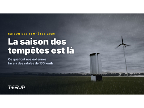 Éoliennes TESUP Atlas et Magnum dans un champ d'herbe sous de sombres nuages d'orage et la pluie, avec le titre : la saison des tempêtes est là