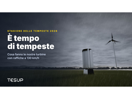 Turbine eoliche TESUP Atlas e Magnum in un prato sotto scure nuvole temporalesche e pioggia, con il titolo: è arrivata la stagione delle tempeste
