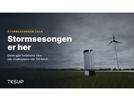 TESUPs vindturbiner Atlas og Magnum på en gresslette under mørke stormskyer og regn, med overskriften: stormsesongen er her