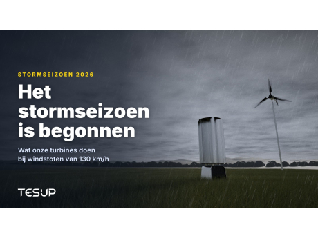 TESUP Atlas- en Magnum-windturbines in een grasveld onder donkere stormwolken en regen, met de kop: het stormseizoen is begonnen