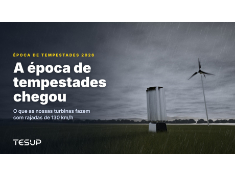Turbinas eólicas TESUP Atlas e Magnum num campo de erva sob nuvens de tempestade escuras e chuva, com o título: a época de tempestades chegou