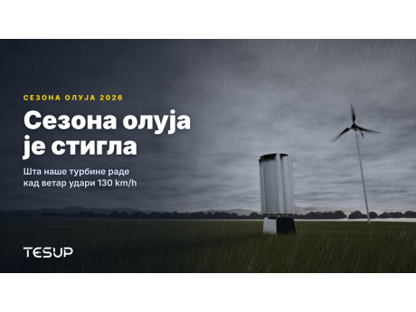 TESUP ветротурбине Atlas и Magnum на травнатом пољу под тамним олујним облацима и кишом, са насловом: сезона олуја је стигла