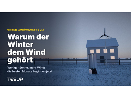 TESUP-Windturbinen Atlas und Magnum in einem verschneiten Garten in der Abenddämmerung neben einem Haus mit erleuchteten Fenstern, mit der Überschrift: Warum der Winter dem Wind gehört