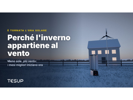 Turbine eoliche TESUP Atlas e Magnum in un giardino innevato al crepuscolo accanto a una casa con le finestre illuminate, con il titolo: perché l'inverno appartiene al vento