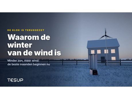 TESUP-windturbines Atlas en Magnum in een besneeuwde tuin bij schemering naast een huis met verlichte ramen, met de kop: waarom de winter van de wind is