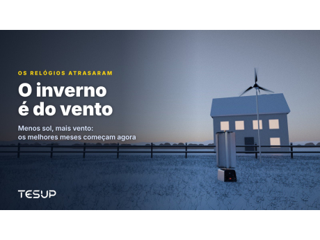 Turbinas eólicas TESUP Atlas e Magnum num jardim com neve ao anoitecer, junto a uma casa com as janelas iluminadas, com o título: porque é que o inverno é a estação do vento