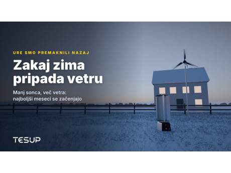 Vetrni turbini TESUP Atlas in Magnum v zasneženem vrtu ob mraku poleg hiše z osvetljenimi okni, z naslovom: zakaj zima pripada vetru