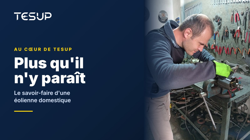 Un technicien TESUP monte le rotor et l'arbre d'un générateur sur un établi devant un mur d'outils, avec le titre : plus qu'il n'y paraît, le savoir-faire au cœur d'une éolienne domestique
