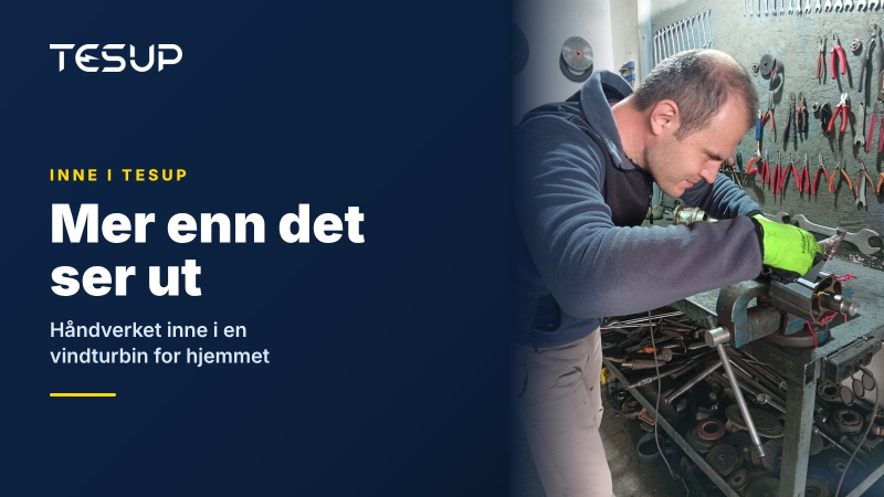 En TESUP-tekniker monterer en generatorrotor og aksel ved en arbeidsbenk foran en vegg med verktøy, med overskriften: mer enn det ser ut, håndverket inne i en vindturbin for hjemmet