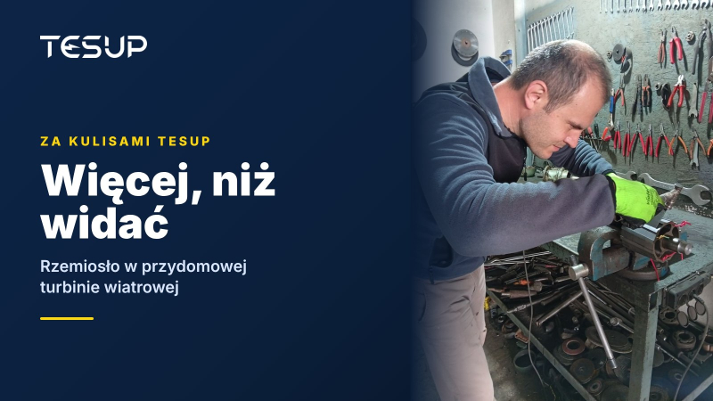 Technik TESUP montuje wirnik i wał generatora przy stole warsztatowym na tle ściany z narzędziami; nagłówek: więcej, niż widać – rzemiosło wewnątrz przydomowej turbiny wiatrowej