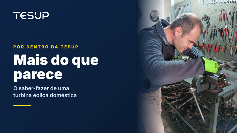 Um técnico da TESUP a montar o rotor e o veio de um gerador numa bancada com uma parede de ferramentas, com o título: mais do que parece, o saber-fazer dentro de uma turbina eólica doméstica