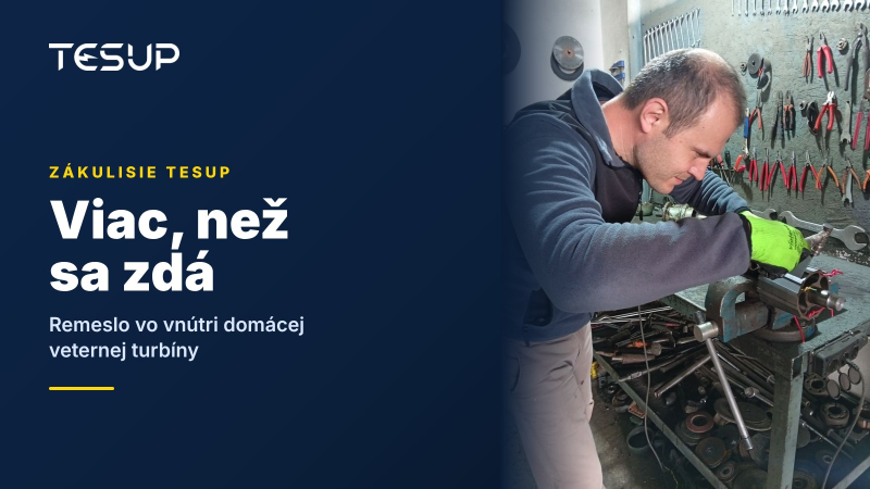 Technik TESUP osadzuje rotor a hriadeľ generátora pri pracovnom stole so stenou plnou náradia, s titulkom: viac, než sa zdá – remeselná práca vo vnútri domácej veternej turbíny
