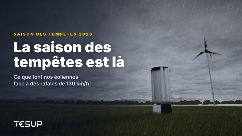 Éoliennes TESUP Atlas et Magnum dans un champ d'herbe sous de sombres nuages d'orage et la pluie, avec le titre : la saison des tempêtes est là