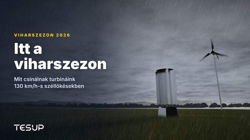 TESUP Atlas és Magnum szélturbinák füves mezőn, sötét viharfelhők alatt, esőben, a következő címmel: itt a viharszezon