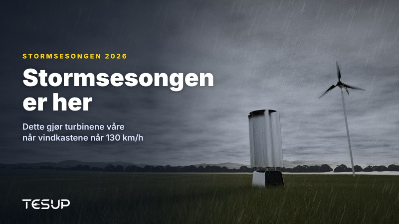 TESUPs vindturbiner Atlas og Magnum på en gresslette under mørke stormskyer og regn, med overskriften: stormsesongen er her
