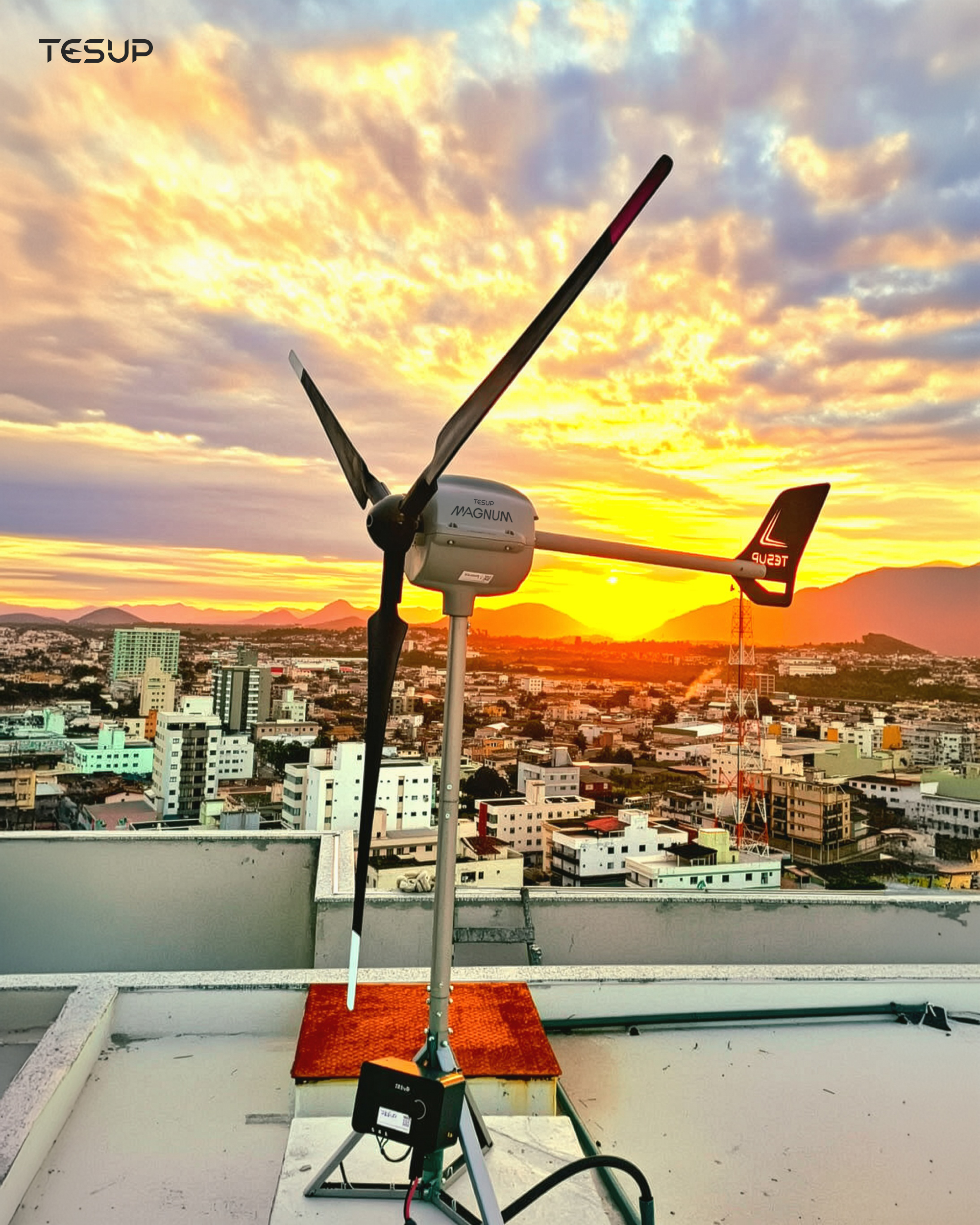 Aerogenerador Atlas 10kW en una azotea con paneles solares cercanos