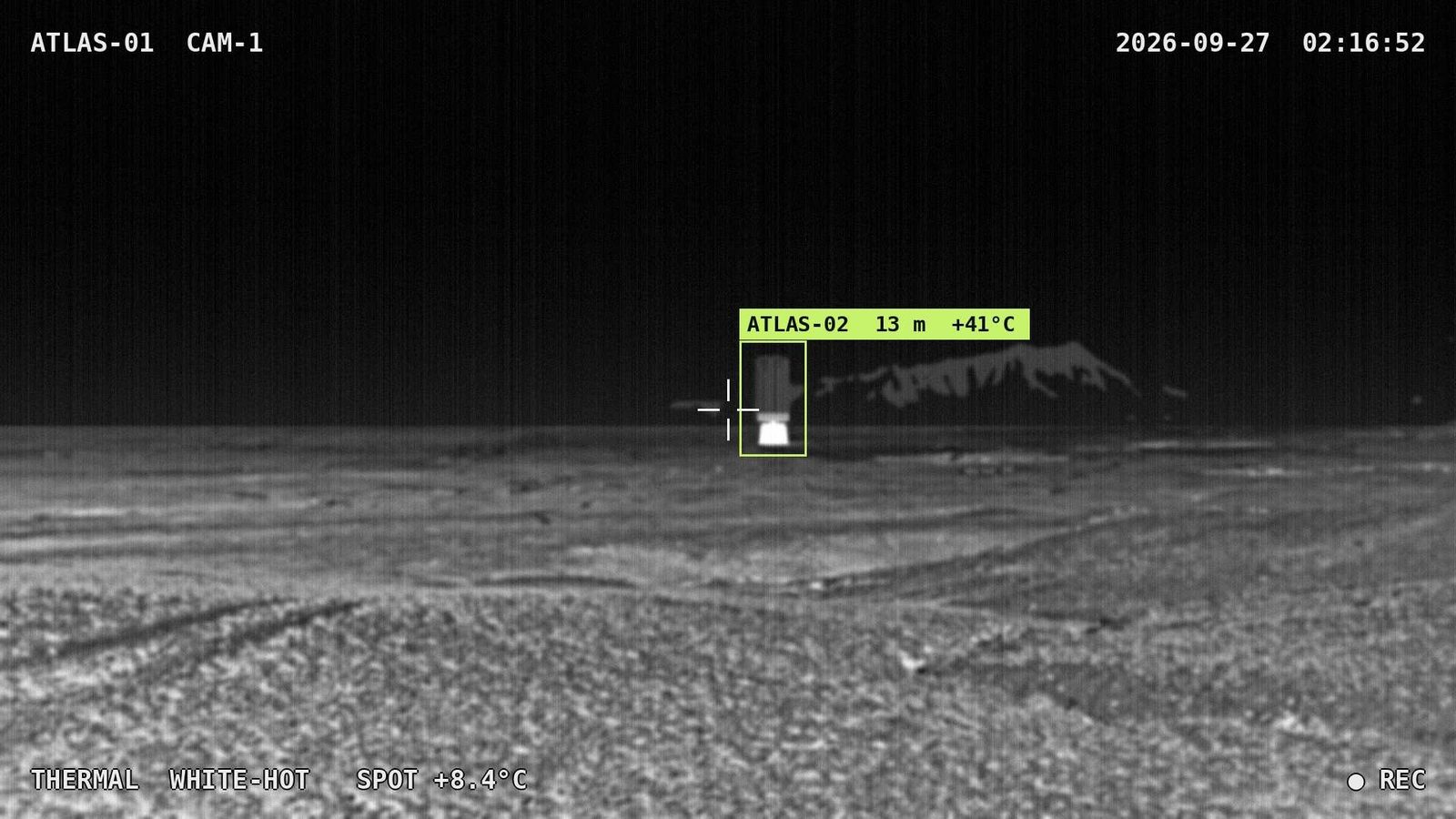 Imagen de cámara térmica de noche que muestra un segundo aerogenerador Atlas como una silueta blanca y cálida dentro de un recuadro de detección