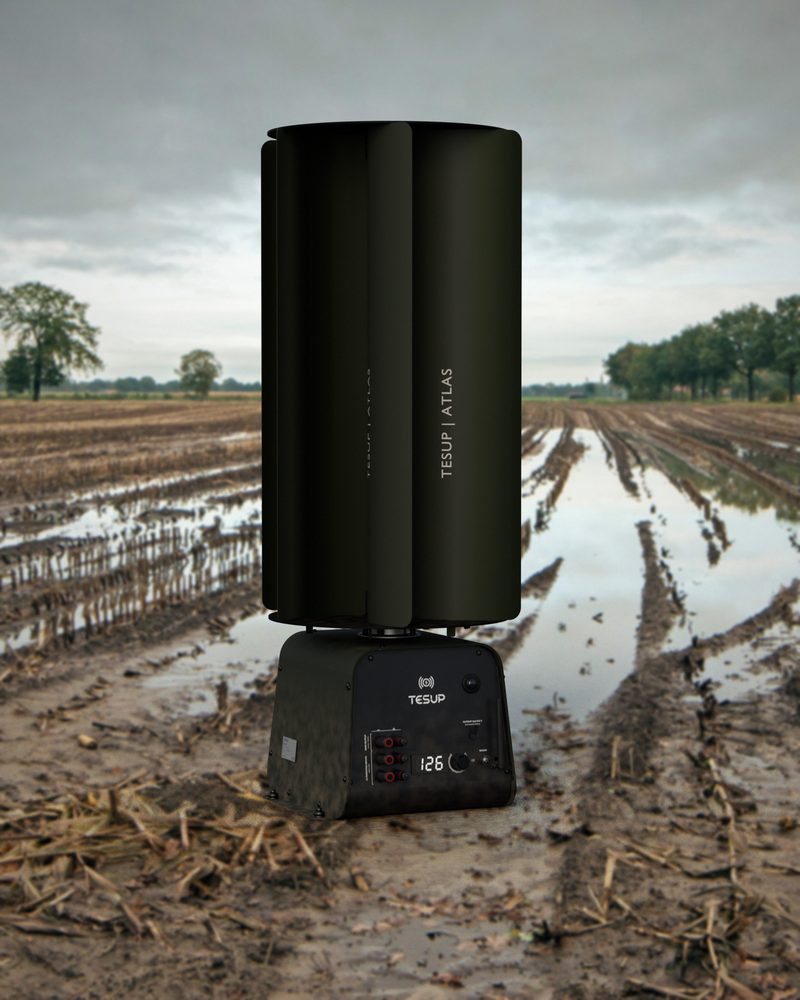 Aerogenerador Atlas en verde ranger sobre un campo embarrado con marcas de ruedas