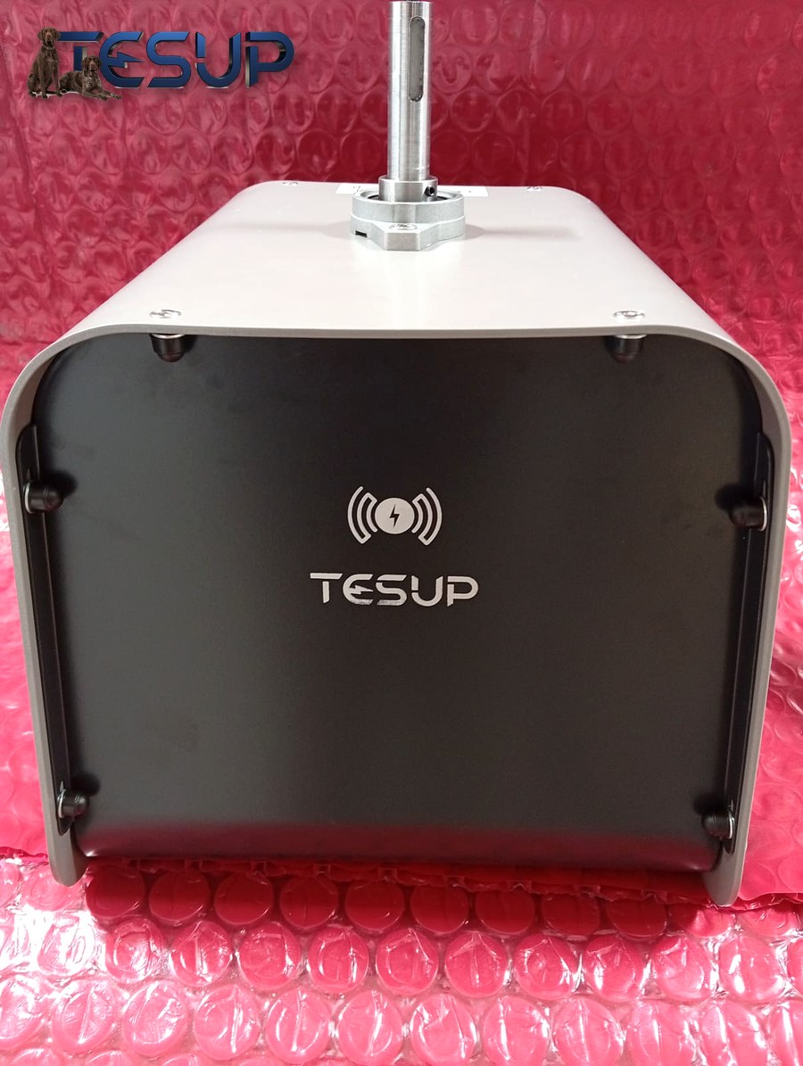 A traseira simples do gerador Atlas: um painel preto com o logotipo da TESUP dentro de um corpo curvo de alumínio, com o eixo saindo pelo topo