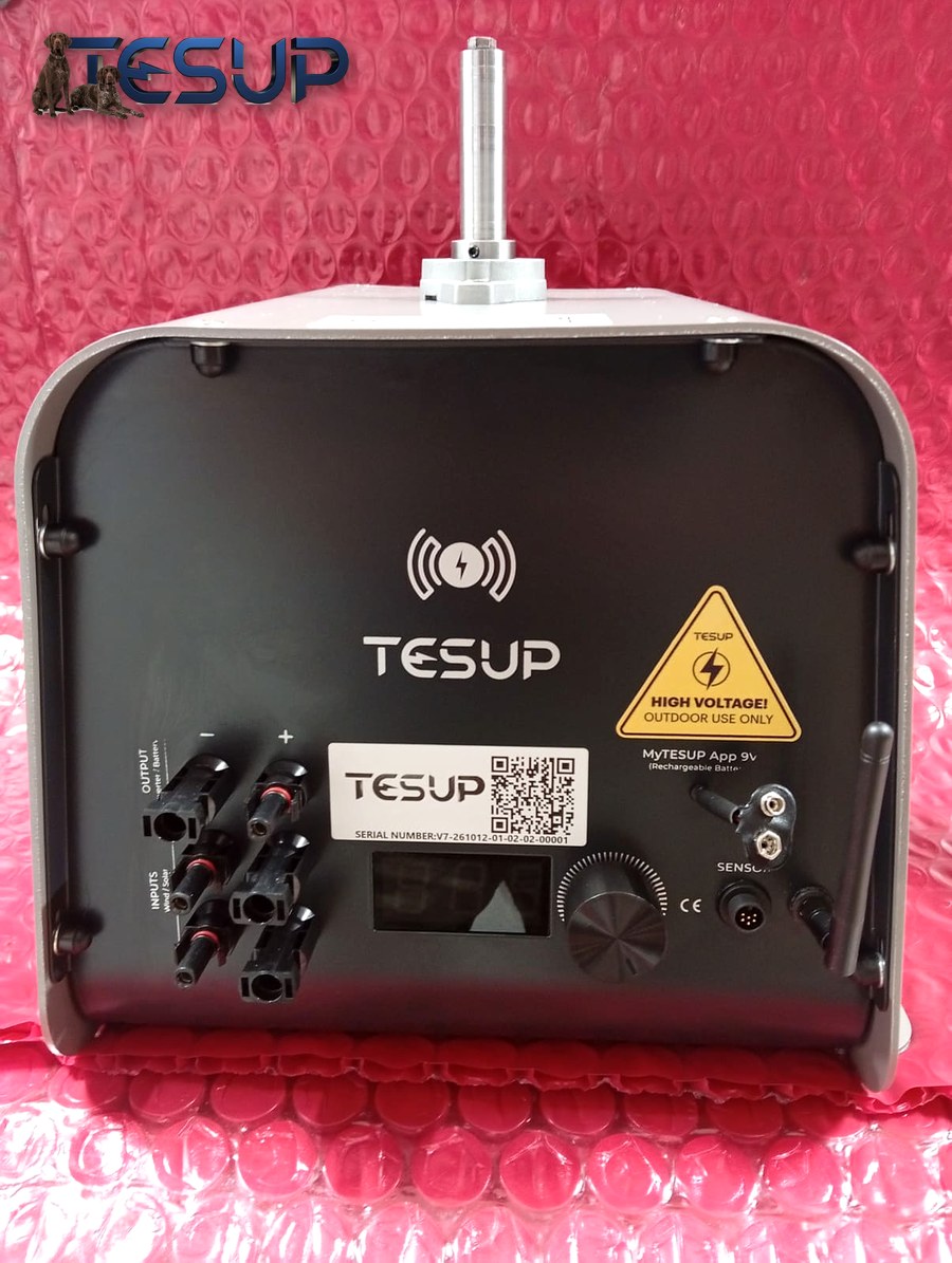 O painel frontal do gerador Atlas com conectores, display, botão giratório, entrada para sensor, antena, etiqueta com número de série e sinal de alta tensão