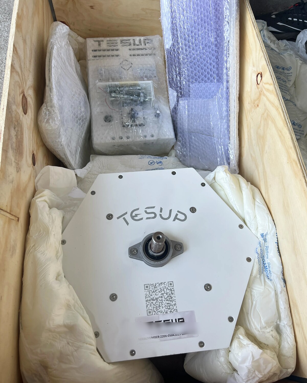 開梱されたAtlas Xの木箱。シャフト付きのタービン本体、金物のパック、そして箱に入ったまま包装されているチャージコントローラー