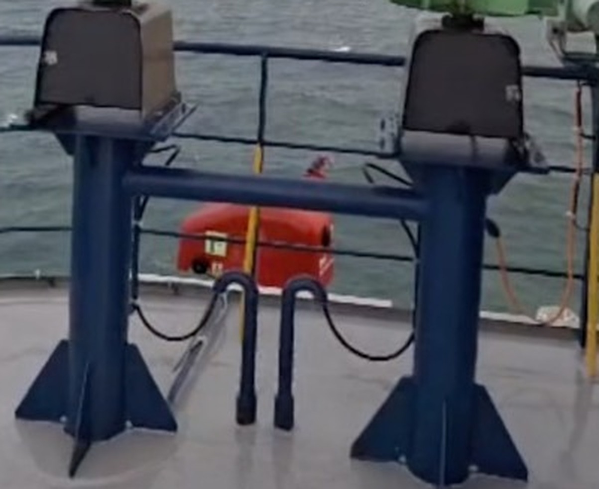 Vista cercana de dos turbinas TESUP Atlas sobre pedestales de acero con cartelas atornillados a la cubierta de un buque, con prensaestopas y lazos de goteo por debajo