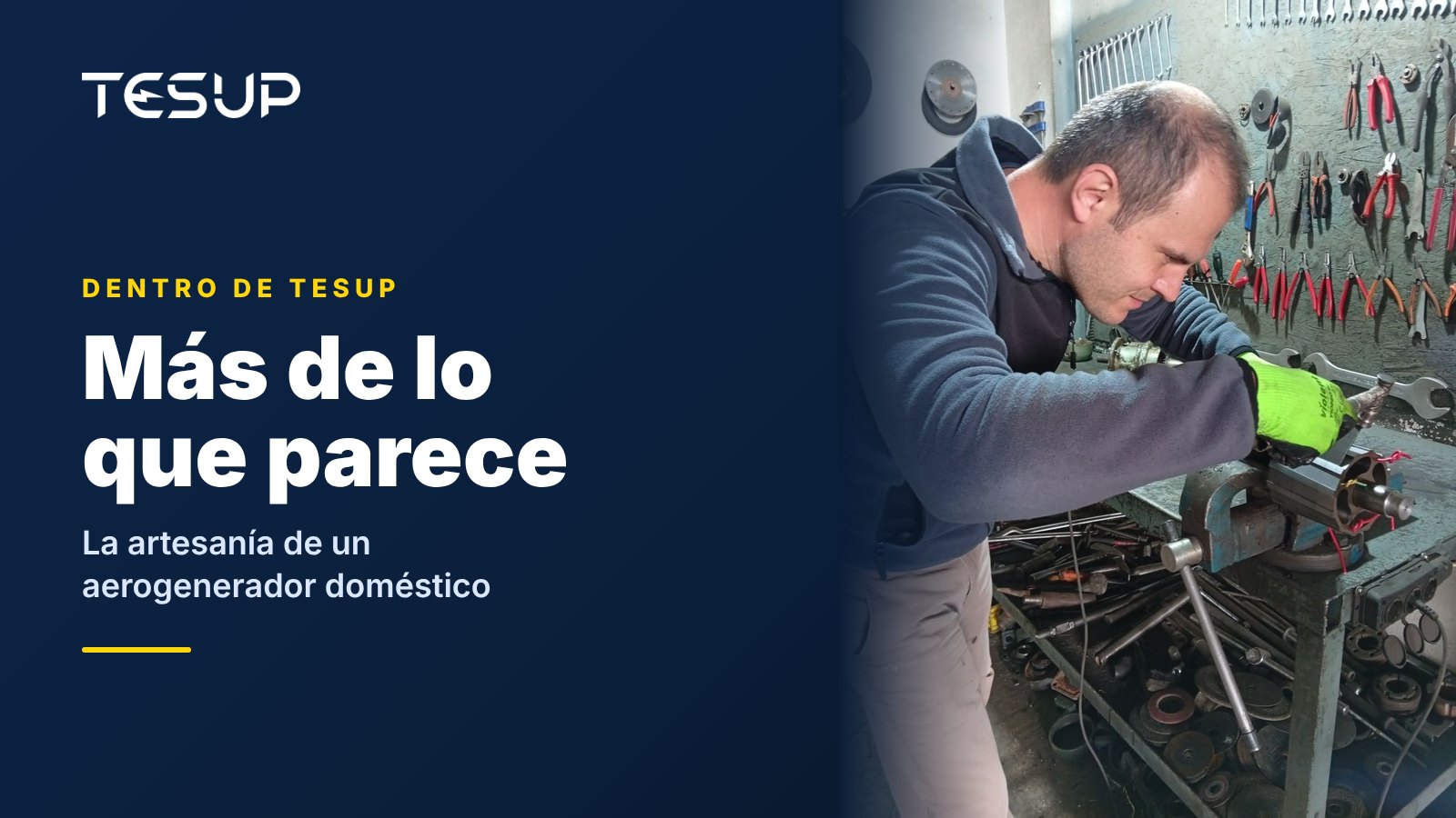 Un técnico de TESUP montando el rotor y el eje de un generador en un banco de trabajo con una pared de herramientas, con el titular: más de lo que parece, la artesanía dentro de un aerogenerador doméstico