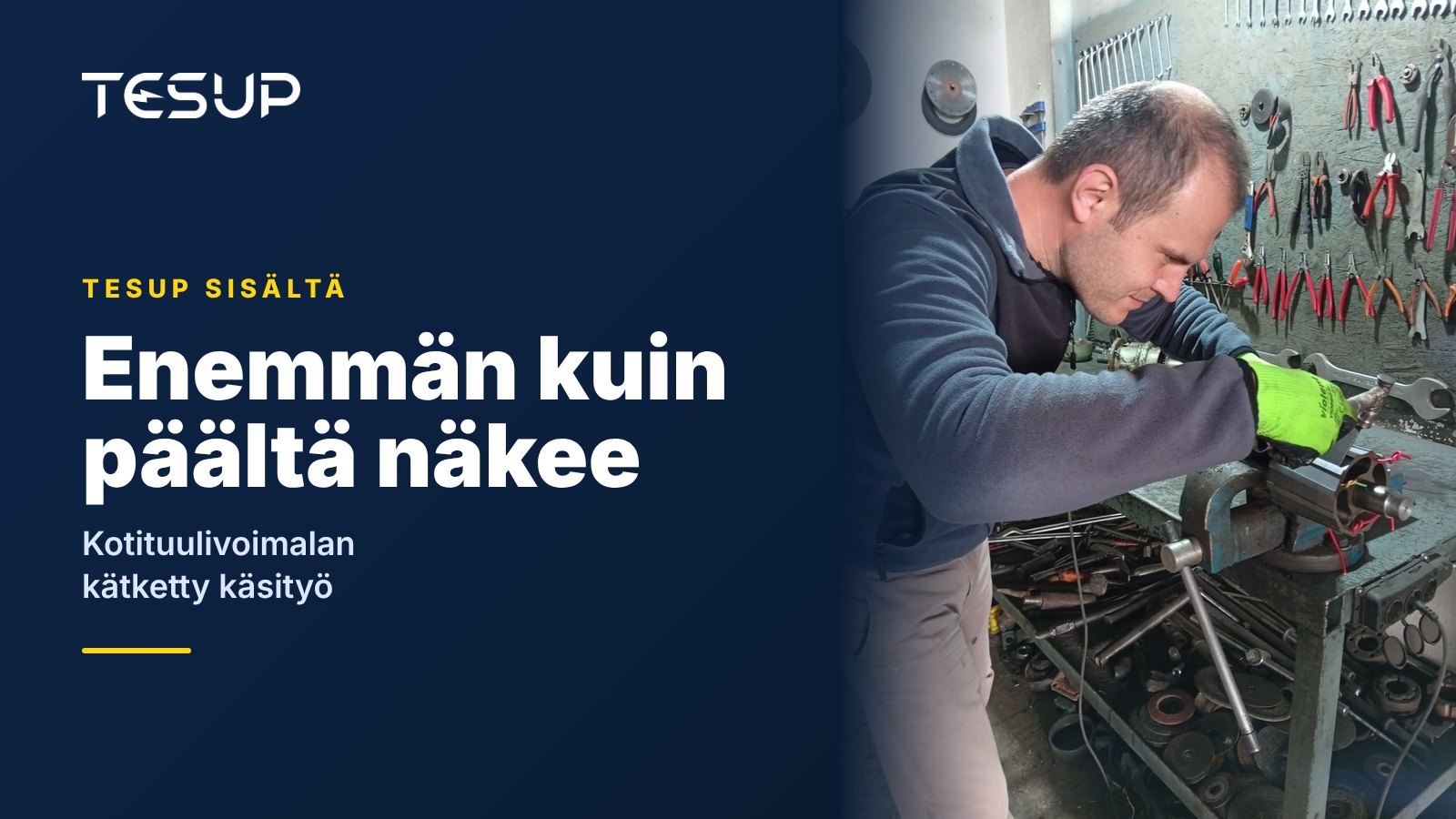 TESUP-teknikko asentaa generaattorin roottoria ja akselia työpöydän ääressä työkaluseinän edessä, otsikkona: enemmän kuin päältä näkee, käsityötä kotituulivoimalan sisällä