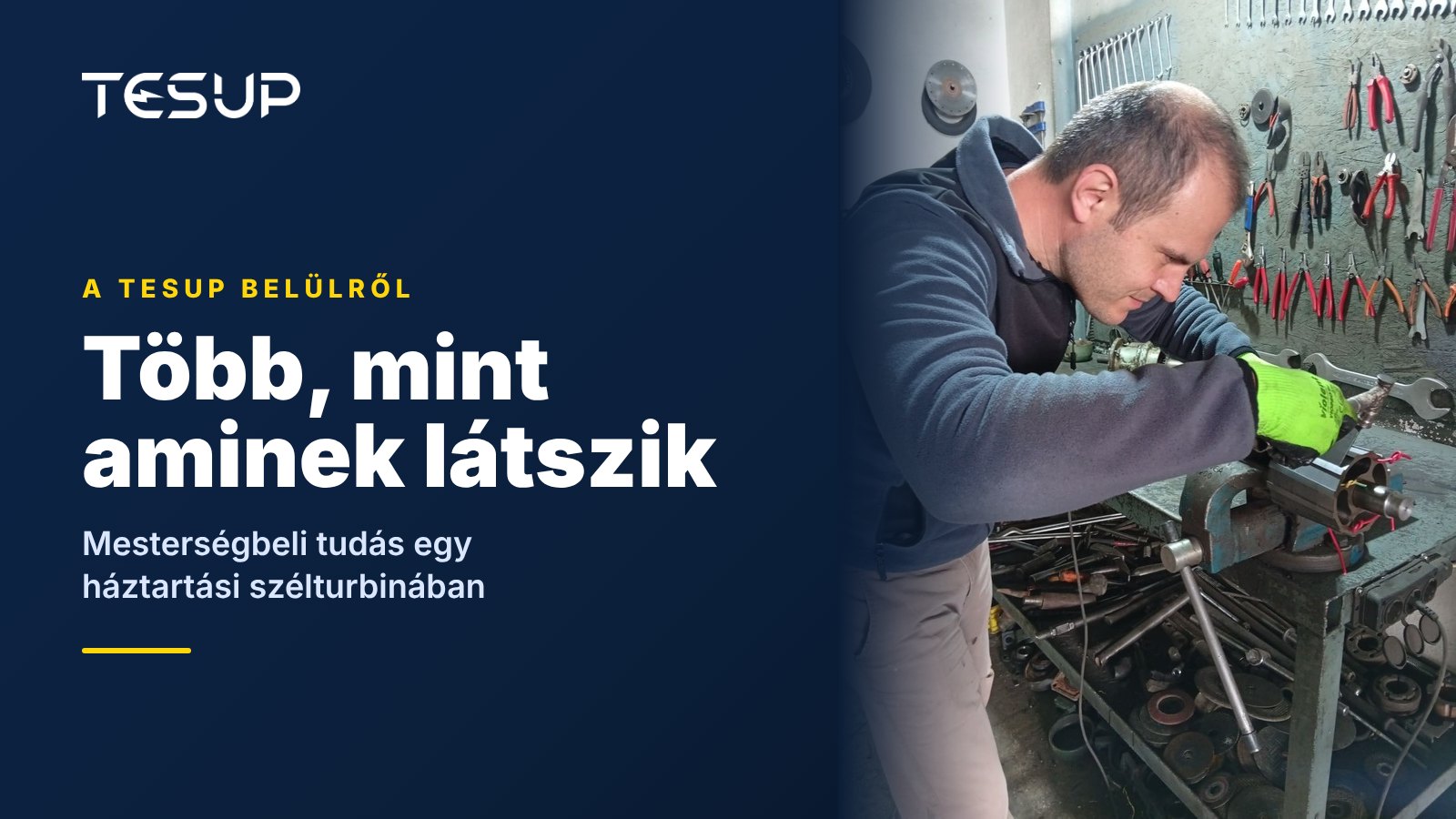 Egy TESUP technikus generátorforgórészt és tengelyt illeszt egy munkapadnál, szerszámfal előtt, a következő címmel: több, mint aminek látszik – mesterségbeli tudás egy háztartási szélturbina belsejében
