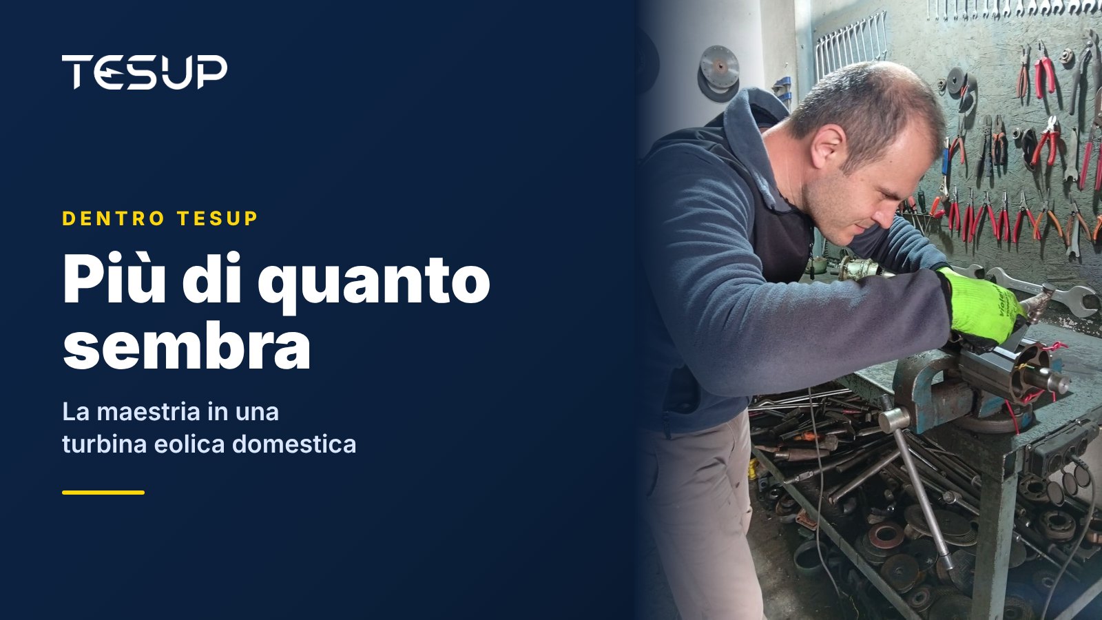 Un tecnico TESUP monta il rotore e l'albero di un generatore su un banco da lavoro davanti a una parete di attrezzi, con il titolo: più di quanto sembra, la maestria dentro una turbina eolica domestica