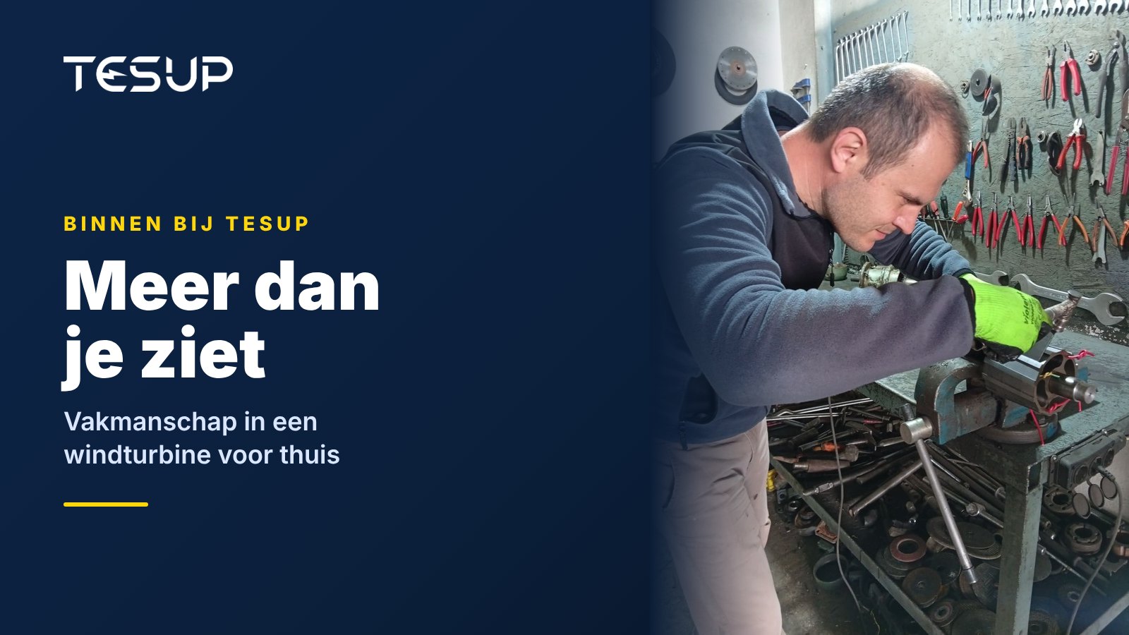 Een TESUP-technicus monteert de rotor en as van een generator aan een werkbank voor een wand vol gereedschap, met de kop: meer dan je ziet, het vakmanschap in een windturbine voor thuis