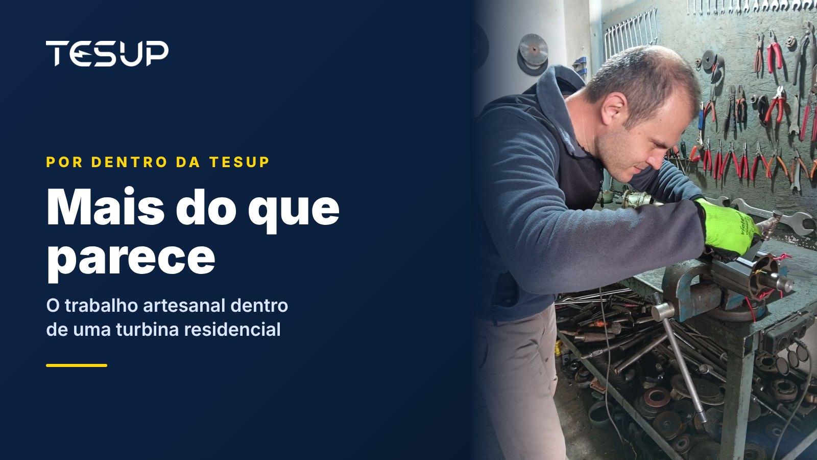 Técnico da TESUP montando o rotor e o eixo de um gerador em uma bancada com uma parede de ferramentas, com o título: mais do que parece, o trabalho artesanal dentro de uma turbina eólica residencial