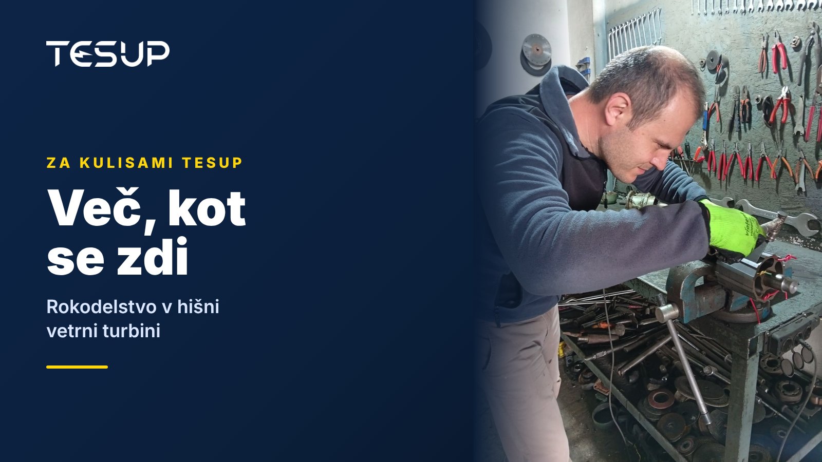 Tehnik TESUP namešča rotor in gred generatorja pri delovni mizi pred steno z orodjem, z naslovom: več, kot se zdi – rokodelstvo v notranjosti hišne vetrne turbine